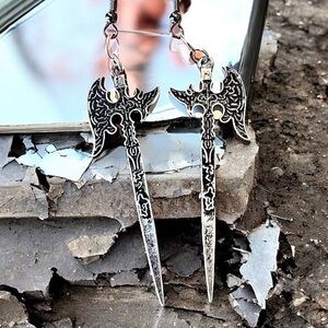 Stylish silver toned axe earrings with detailed design. Perfect for a DND player